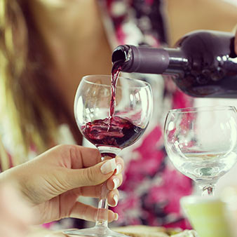 la vinología te permite catar los mejores vinos